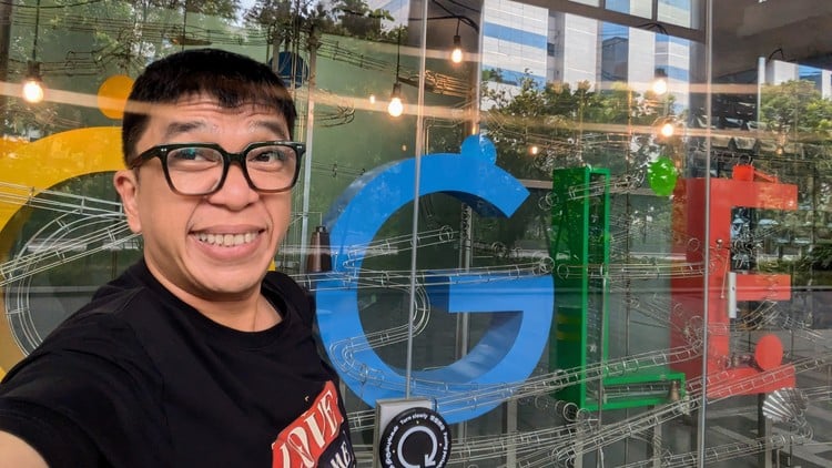 Phụ huynh cùng con  trưởng thành với AI